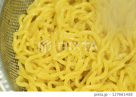 茹で上がった冷やし中華麺を冷水でしめているところ (写真素材) 茹で上がった冷やし中華麺を冷水でしめているところ (写真素材) 127661488