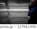雨上がりの道路 127661496