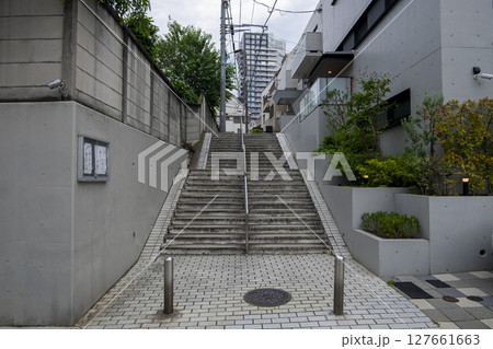 坂の町 新宿区愛住町・正応寺横の坂道(階段)と超高層マンション 坂の町 新宿区愛住町・正応寺横の坂道(階段)と超高層マンション 127661663