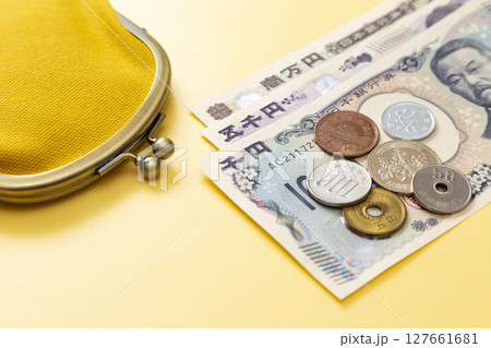 黄色背景に日本のお金と財布 127661681