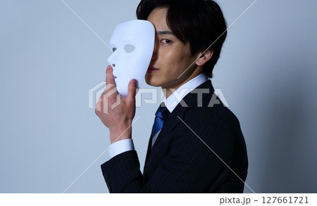 仮面を持つセールスイメージ 127661721