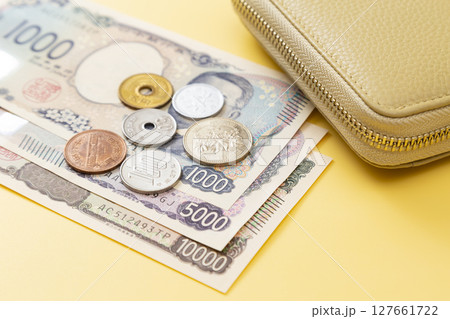黄色背景に日本のお金と財布 黄色背景に日本のお金と財布 127661722