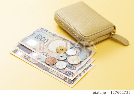 黄色背景に日本のお金と財布 黄色背景に日本のお金と財布 127661723