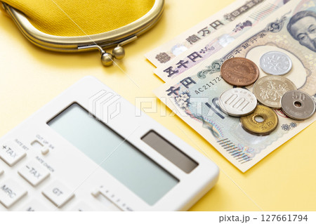 黄色背景に日本のお金と財布 127661794