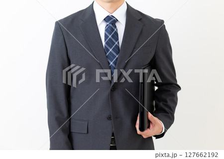 黒いファイルを持つスーツ姿のミドル男性ビジネスマン 127662192