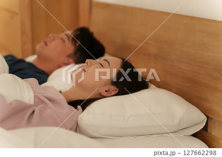 ダブルベッドで一緒に寝る夫婦 ダブルベッドで一緒に寝る夫婦 127662298