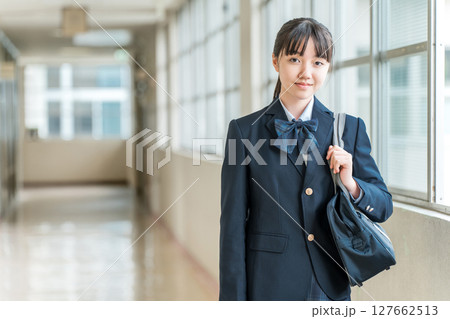 学校の廊下にいる制服姿の中学生,高校生,小学生,女子中学生,女子高生 学校の廊下にいる制服姿の中学生,高校生,小学生,女子中学生,女子高生 127662513