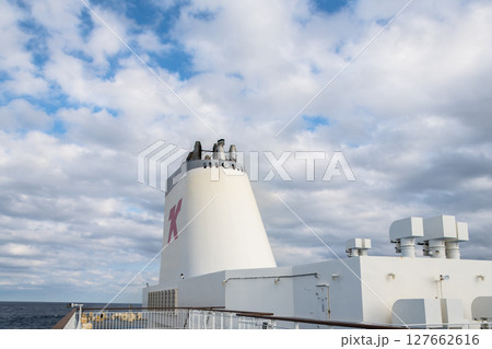 【東京九州フェリーはまゆう新門司行のファンネル】 127662616