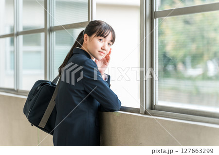 校舎の廊下で外を眺める制服姿の中学生,高校生,小学生,女子中学生,女子高生 校舎の廊下で外を眺める制服姿の中学生,高校生,小学生,女子中学生,女子高生 127663299