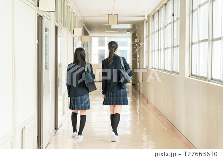 学校の廊下を歩く友達の後ろ姿（制服姿の小学生・中学生・高校生・女子高生） 127663610