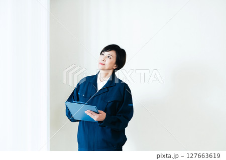 作業着姿の中高年女性 127663619