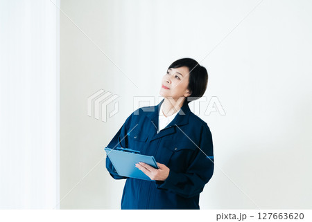 作業着姿の中高年女性 127663620