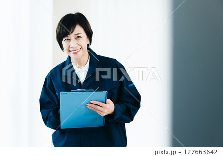作業着姿の中高年女性 127663642