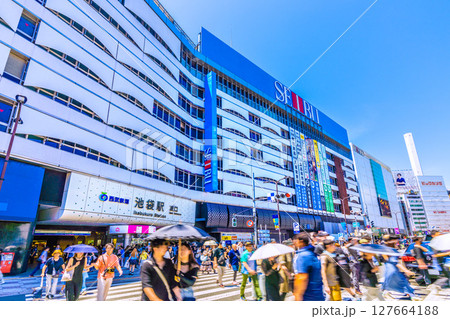 日本の東京都市景観 6月。池袋駅東口などを望む＝22日 127664188