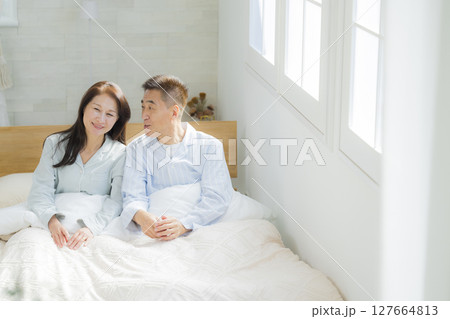 起床するシニアカップル  127664813