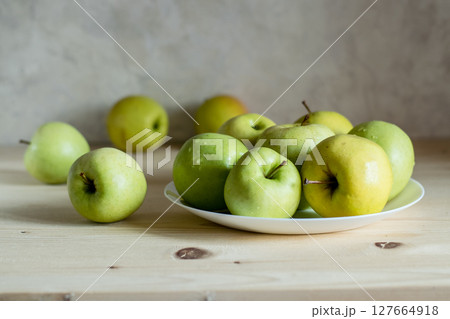 The apples in the center of the plate emphasize the harmony of the light interior. The apples in the center of the plate emphasize the harmony of the light interior. 127664918