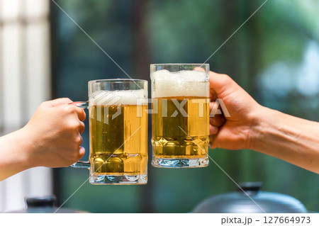 ビールジョッキで乾杯する手元 ビールジョッキで乾杯する手元 127664973