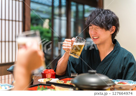 会席料理で生ビールをおいしそうに飲む浴衣姿のカップル 会席料理で生ビールをおいしそうに飲む浴衣姿のカップル 127664974