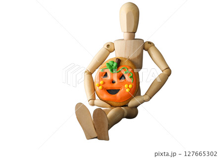 Wooden figure with a happy cookie, isolated on white, PNG 127665302