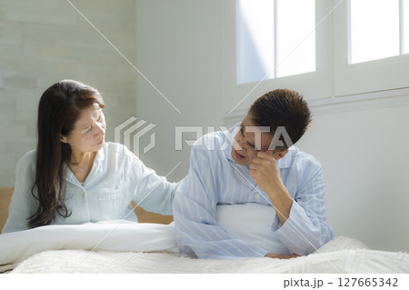 起床する体調不良のシニアカップル 　 127665342