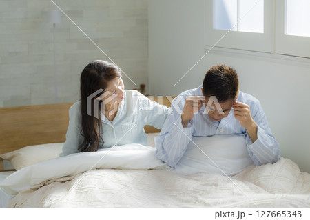 起床する体調不良のシニアカップル 　 127665343