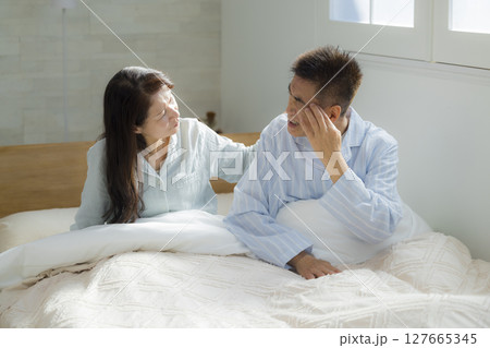 起床する体調不良のシニアカップル 起床する体調不良のシニアカップル 127665345