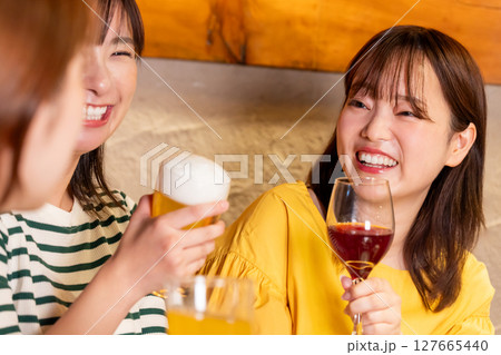 女子会 居酒屋でお酒を飲む女性 女子会 居酒屋でお酒を飲む女性 127665440