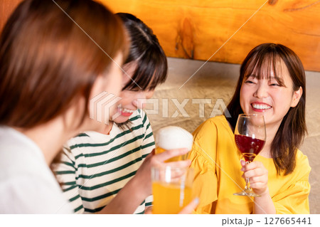 女子会 居酒屋でお酒を飲む女性 女子会 居酒屋でお酒を飲む女性 127665441
