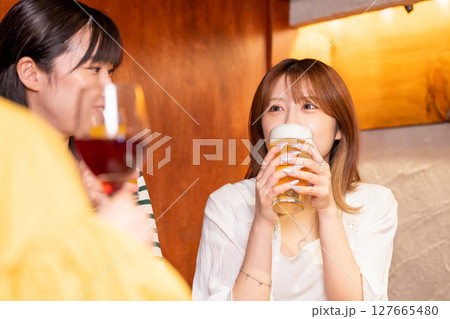 女子会　居酒屋でお酒を飲む女性 127665480