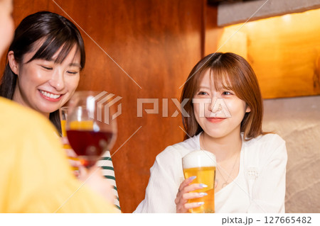 女子会 居酒屋でお酒を飲む女性 女子会 居酒屋でお酒を飲む女性 127665482