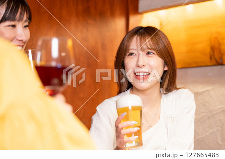 女子会　居酒屋でお酒を飲む女性 127665483