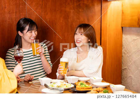 女子会　居酒屋でお酒を飲む女性 127665484