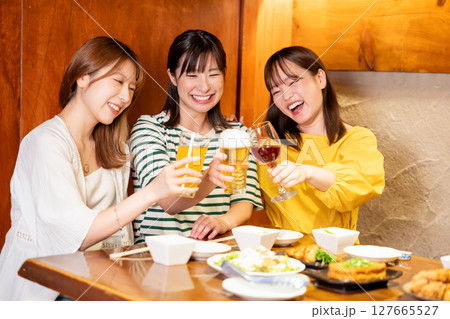 女子会 色々な飲み物で乾杯する女性 女子会 色々な飲み物で乾杯する女性 127665527