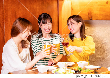 女子会 色々な飲み物で乾杯する女性 女子会 色々な飲み物で乾杯する女性 127665528