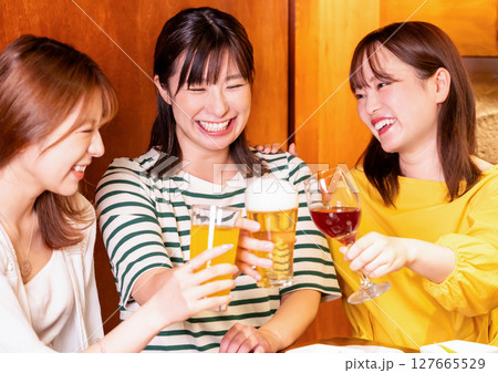 女子会　色々な飲み物で乾杯する女性 127665529