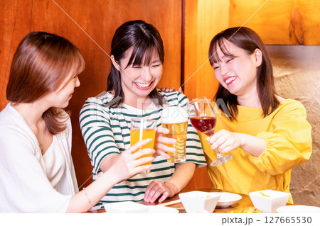女子会　色々な飲み物で乾杯する女性 127665530