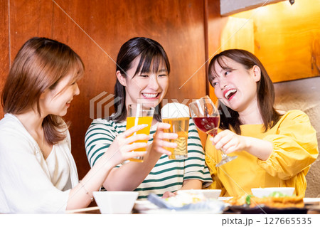 女子会 色々な飲み物で乾杯する女性 女子会 色々な飲み物で乾杯する女性 127665535
