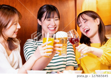 女子会　色々な飲み物で乾杯する女性 127665645