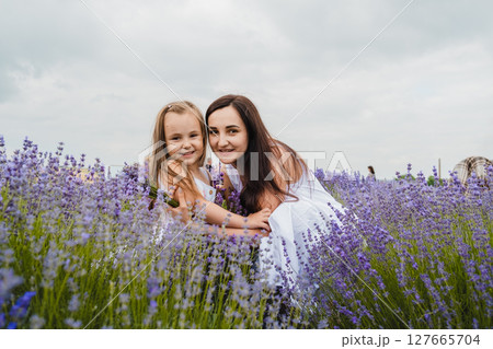 The mother and daughter enjoy the moment in the lavender field 127665704
