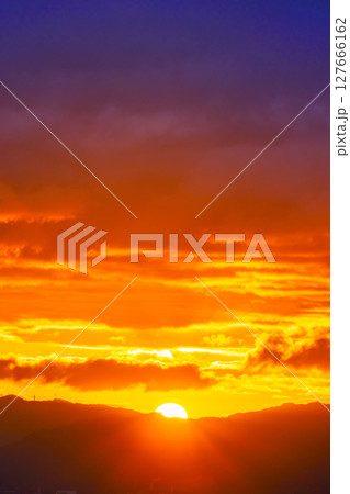 朝焼けの空と太陽 朝焼けの空と太陽 127666162