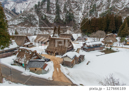 雪景色の菅沼合掌造り集落 127666189