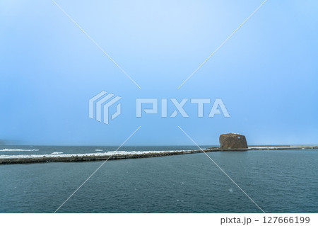 北海道網走市　流氷観光砕氷船おーろら号からの網走川の河口の眺め 127666199