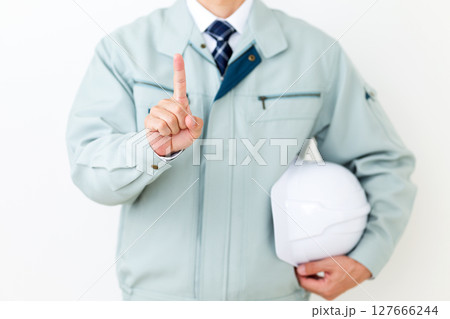グリーンの作業服を着て人差し指を立てるミドル男性ビジネスマン グリーンの作業服を着て人差し指を立てるミドル男性ビジネスマン 127666244