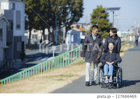 車椅子の女性と家族 車椅子の女性と家族 127666469