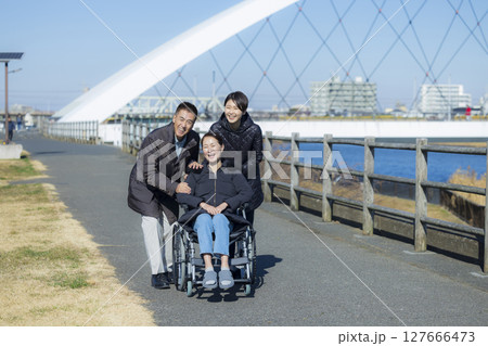 車椅子の女性と家族 車椅子の女性と家族 127666473