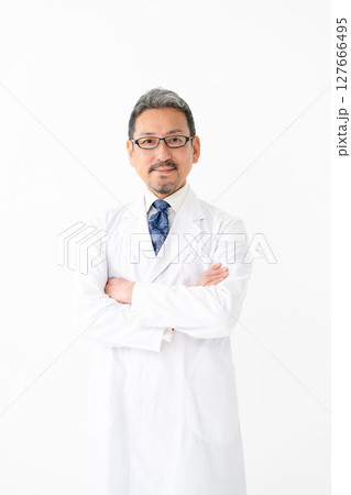白衣の男性　ポートレート 127666495