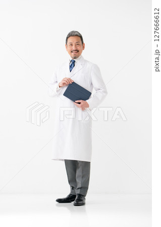 白衣の男性 127666612