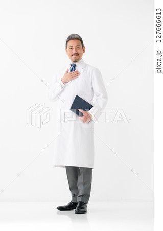 白衣の男性 白衣の男性 127666613