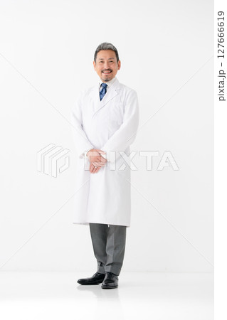 白衣の男性 127666619