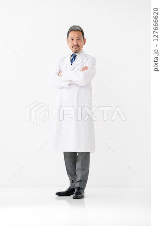 白衣の男性 127666620